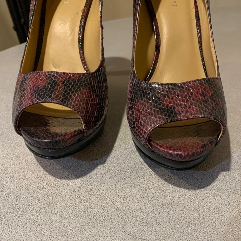 NWOB Burgundy/Black Snakeprint Leather Platform Pumps sz 8.5 M